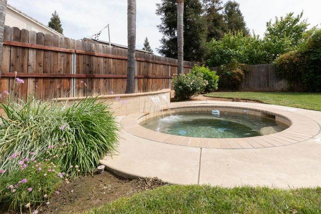 1827 N Joshua Avenue, Clovis, CA 93619