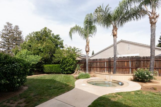 1827 N Joshua Avenue, Clovis, CA 93619