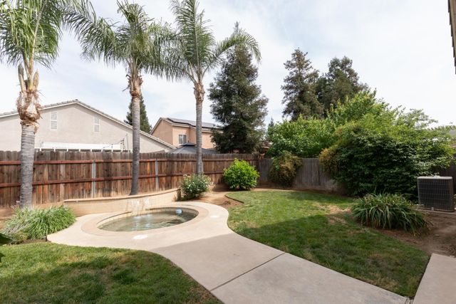 1827 N Joshua Avenue, Clovis, CA 93619