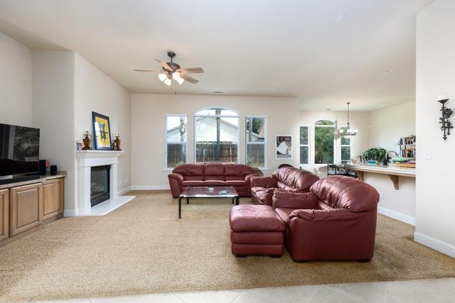 1827 N Joshua Avenue, Clovis, CA 93619