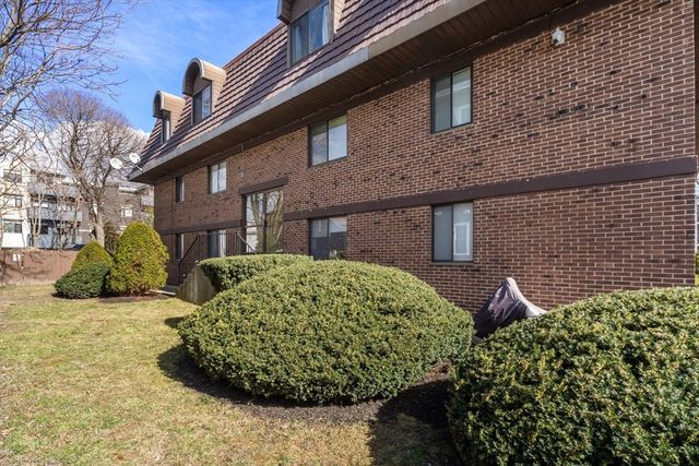 84 Grant St 12, Somerville, MA 02145