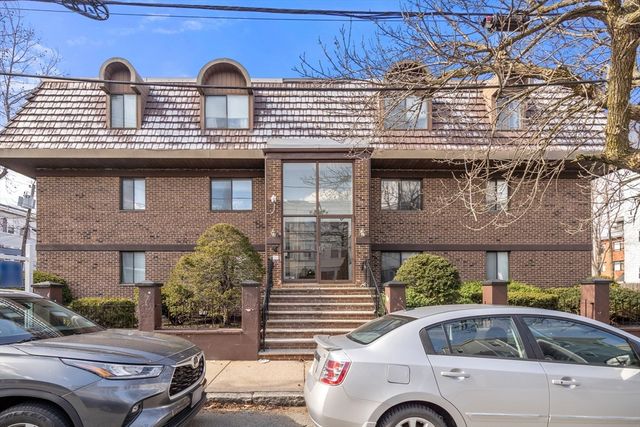 84 Grant St 12, Somerville, MA 02145