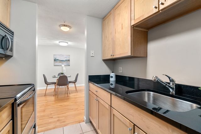 84 Grant St 12, Somerville, MA 02145