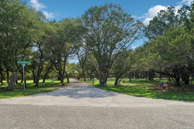 200 OAK VALLEY DR, Wimberley, TX 78676
