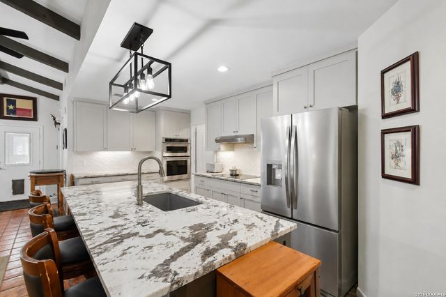 200 OAK VALLEY DR, Wimberley, TX 78676