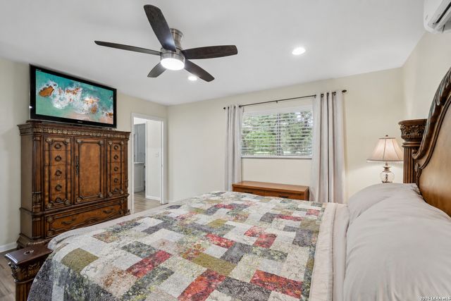 200 OAK VALLEY DR, Wimberley, TX 78676