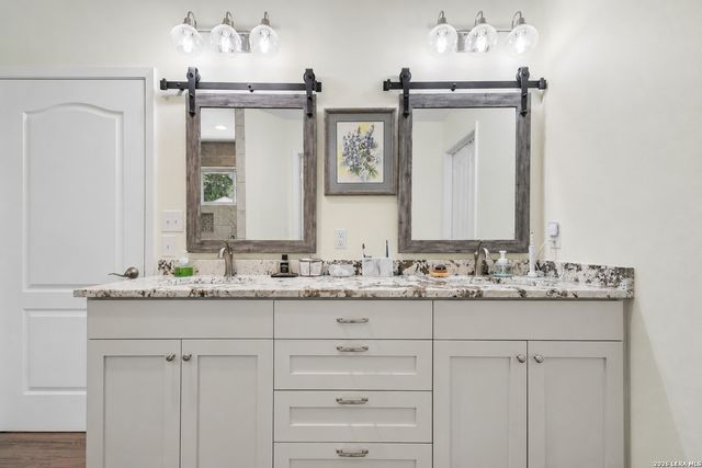 200 OAK VALLEY DR, Wimberley, TX 78676