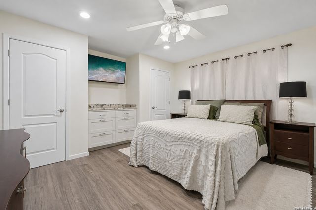 200 OAK VALLEY DR, Wimberley, TX 78676