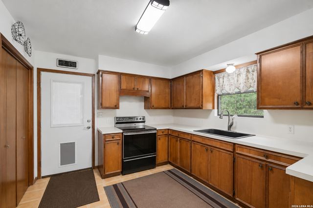 200 OAK VALLEY DR, Wimberley, TX 78676