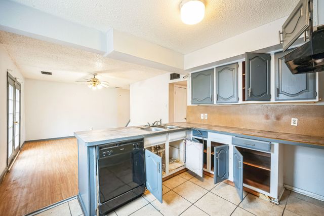 816 Hillcrest Drive, Arlington, TX 76010