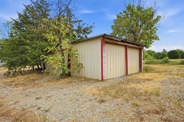 2449 County Road 1215, Savoy, TX 75479