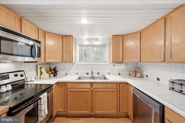 863 LEE RD, Basye, VA 22810