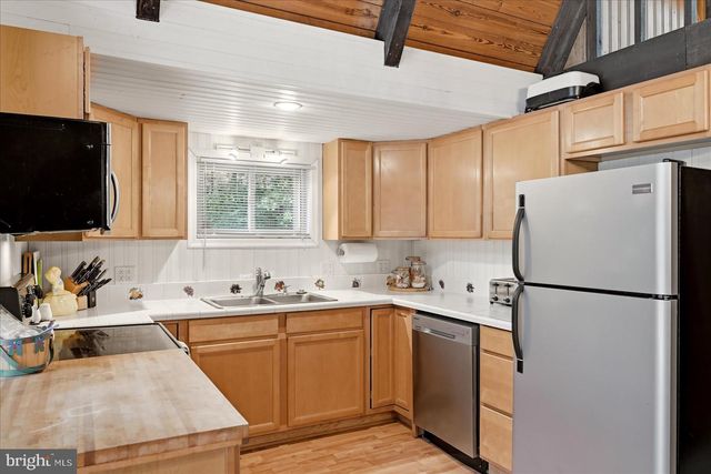 863 LEE RD, Basye, VA 22810