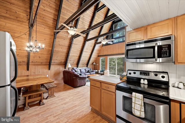 863 LEE RD, Basye, VA 22810