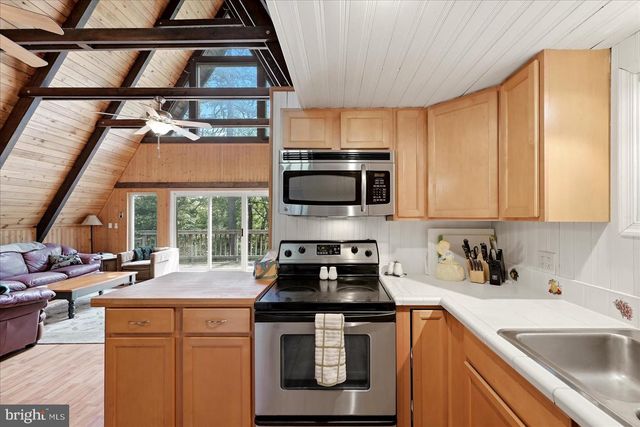 863 LEE RD, Basye, VA 22810
