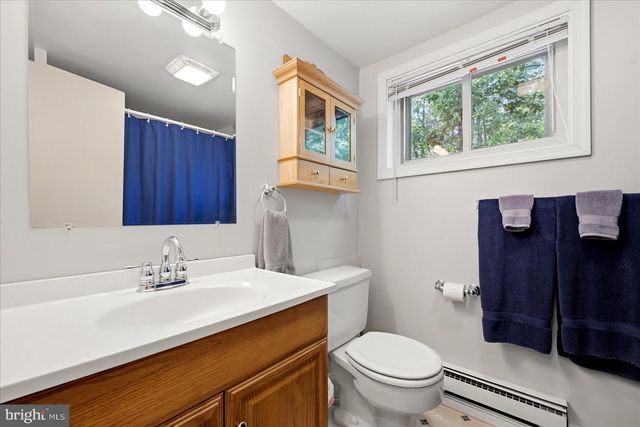 863 LEE RD, Basye, VA 22810