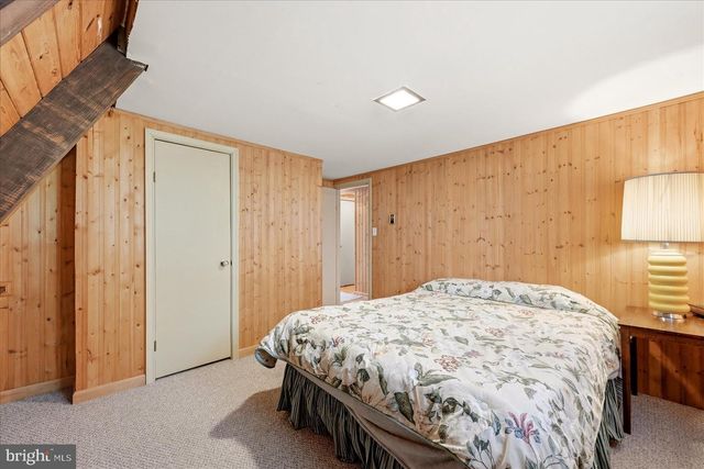 863 LEE RD, Basye, VA 22810