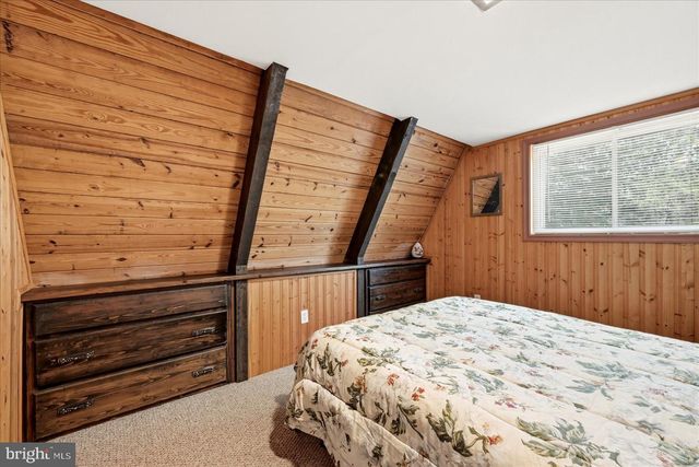 863 LEE RD, Basye, VA 22810
