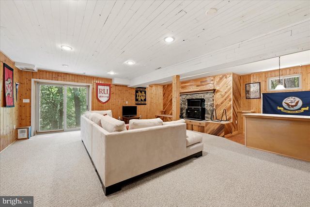 863 LEE RD, Basye, VA 22810