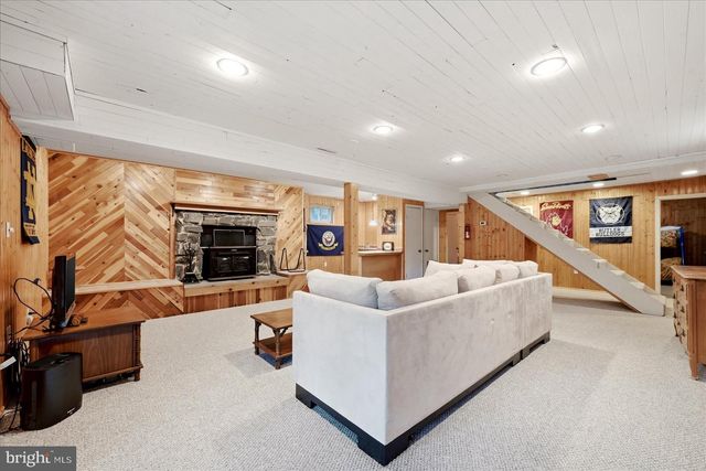863 LEE RD, Basye, VA 22810