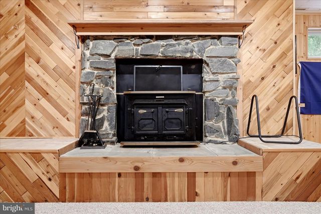 863 LEE RD, Basye, VA 22810