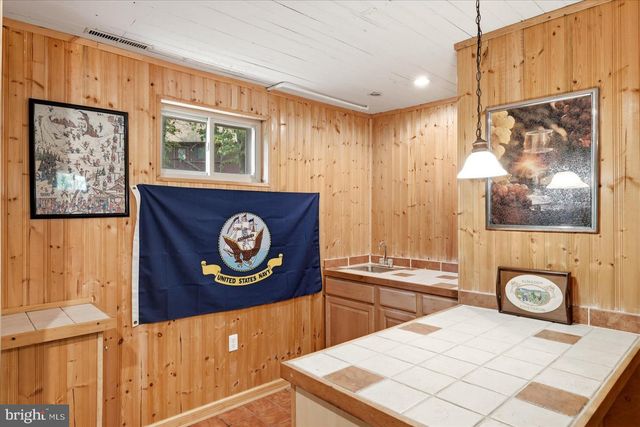 863 LEE RD, Basye, VA 22810