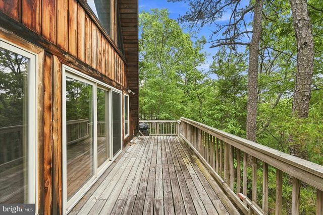 863 LEE RD, Basye, VA 22810