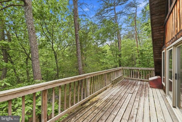 863 LEE RD, Basye, VA 22810