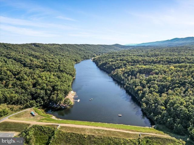 863 LEE RD, Basye, VA 22810
