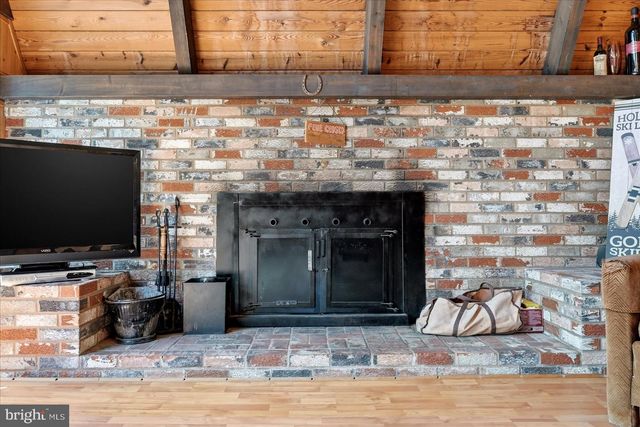 863 LEE RD, Basye, VA 22810