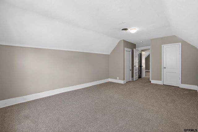 6621 Pinkney Street, Omaha, NE 68104