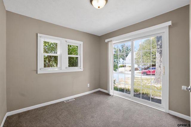 6621 Pinkney Street, Omaha, NE 68104