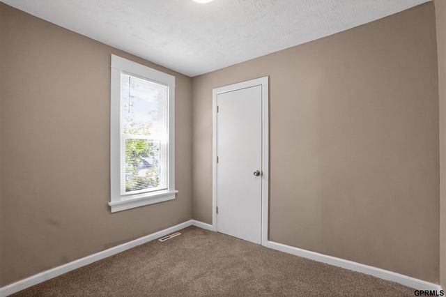 6621 Pinkney Street, Omaha, NE 68104