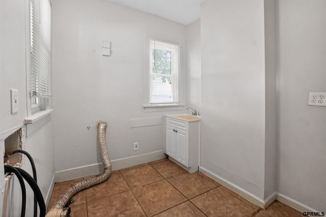 6621 Pinkney Street, Omaha, NE 68104