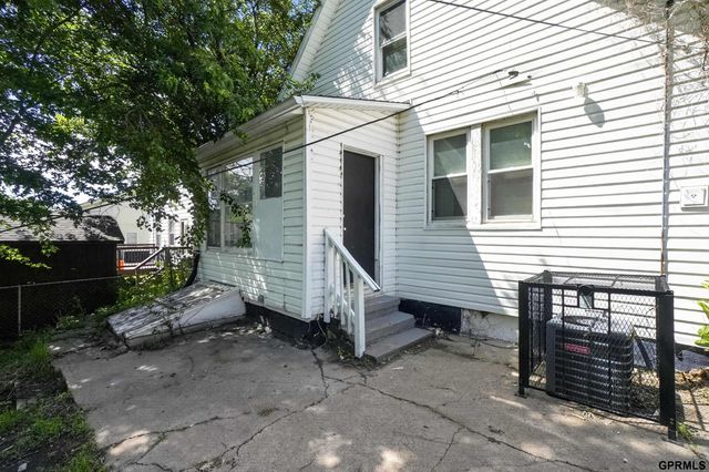 6621 Pinkney Street, Omaha, NE 68104