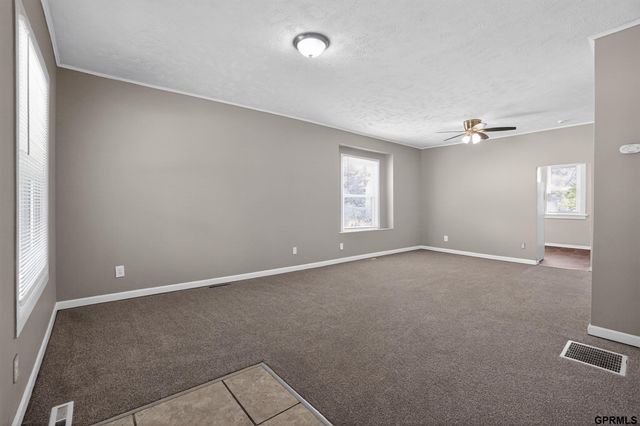6621 Pinkney Street, Omaha, NE 68104
