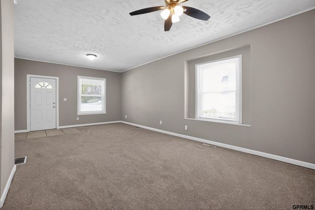 6621 Pinkney Street, Omaha, NE 68104