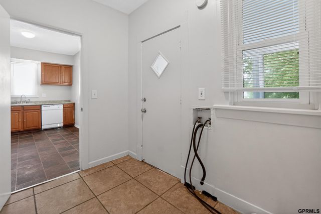 6621 Pinkney Street, Omaha, NE 68104