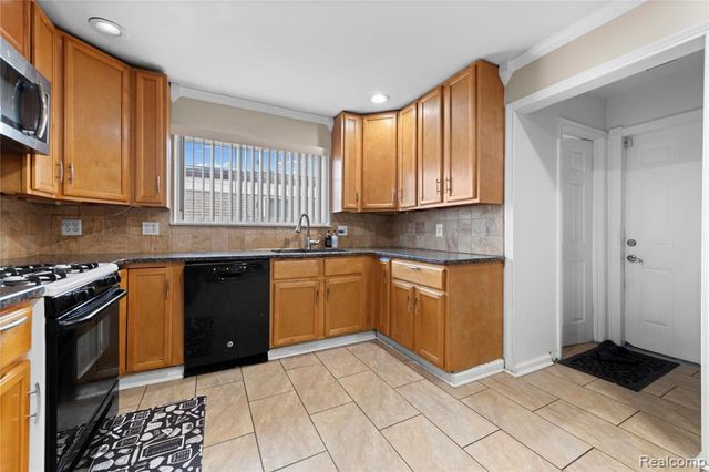 35042 Lana Lane, Sterling Heights, MI 48312