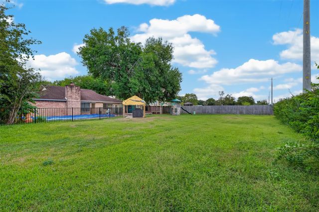 412 Westwood Drive, Friendswood, TX 77546