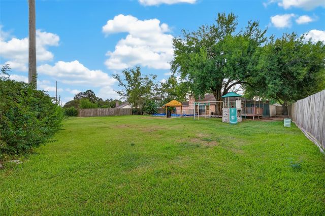412 Westwood Drive, Friendswood, TX 77546