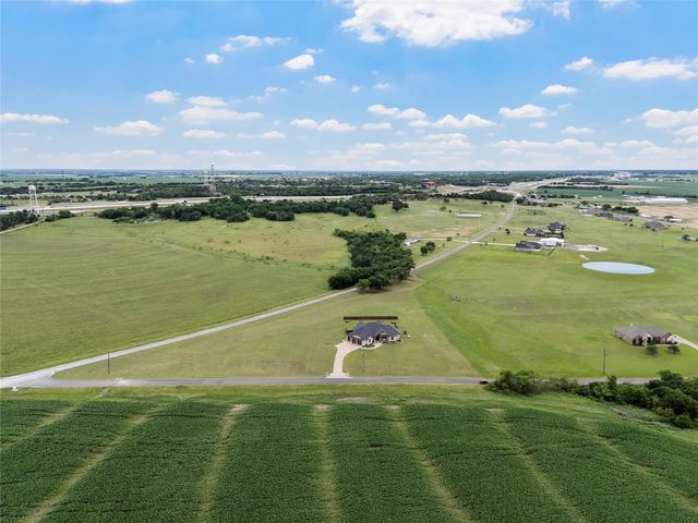 785 W County Line Road E, West, TX 76691