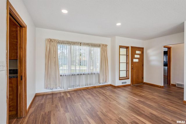 4132 Rodeo Rd Road, Davenport, IA 52806