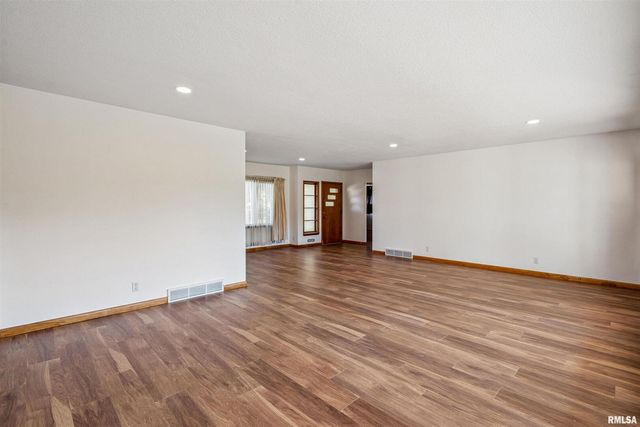 4132 Rodeo Rd Road, Davenport, IA 52806