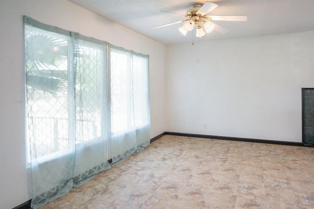 1906 Chapman Ave, Olivehurst, CA 95961