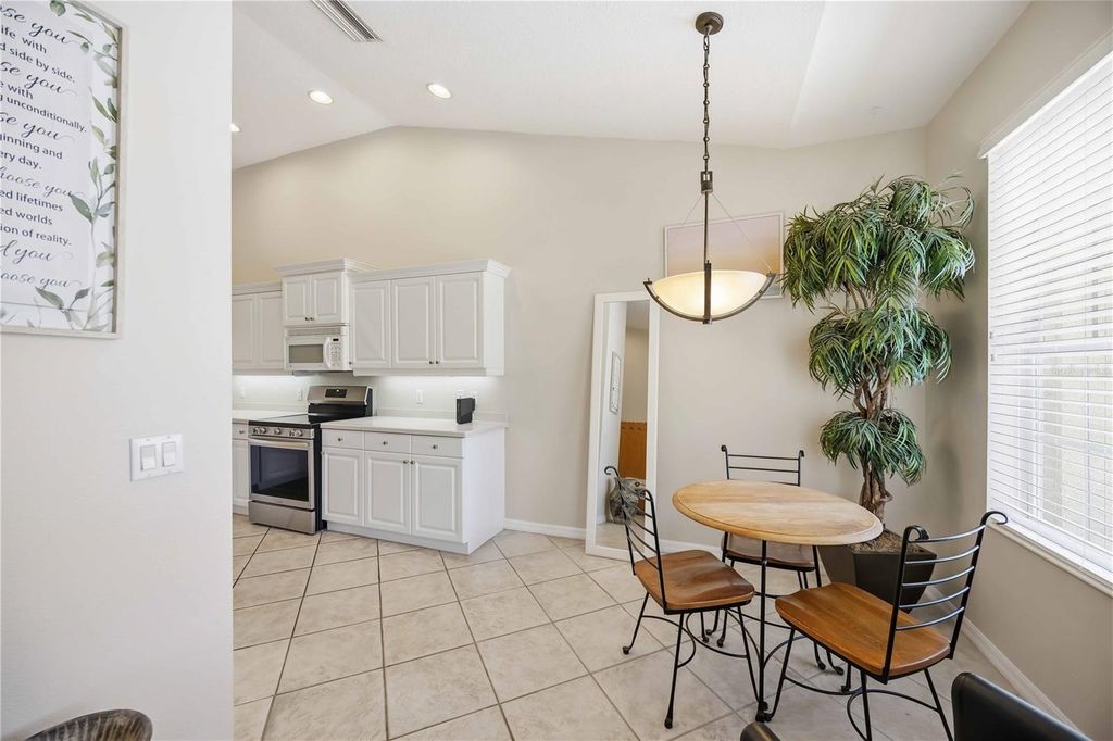 Image 15 of property listing at 5629 KEY LARGO COURT B06, Bradenton, FL 34203