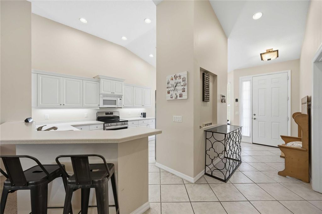 Image 6 of property listing at 5629 KEY LARGO COURT B06, Bradenton, FL 34203