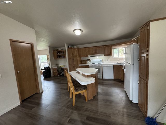 553 CAROL St, Lowell, OR 97452