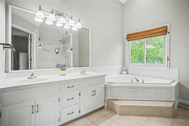 8501 N McDonald Avenue, Kansas City, MO 64153