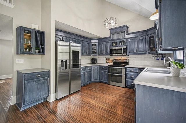 8501 N McDonald Avenue, Kansas City, MO 64153